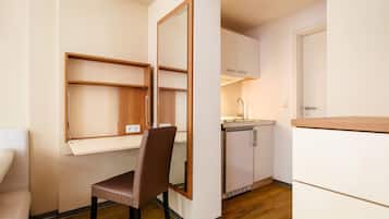 Studio | Private kitchenette | Fridge, coffee/tea maker