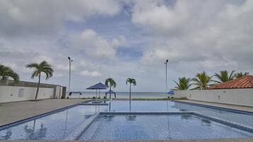 Hồ bơi ngoài trời