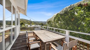 Outdoor dining - The Little White House - Classic beach house in a brilliant location (Lorne)