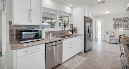 Heated Pool, 4BR 3BA, Comfortable Cape Oasis