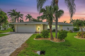 Property grounds - Heated Pool, 4BR 3BA, Comfortable Cape Oasis (Cape Coral)