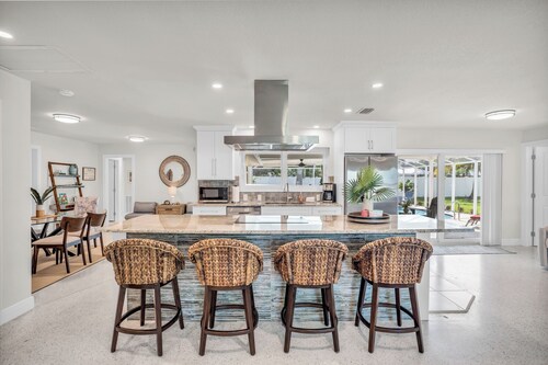 Heated Pool, 4BR 3BA, Comfortable Cape Oasis