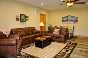 Smart TV, fireplace, DVD player, books - Special $100 Discount, 4/3 on a Byers Creek,Hot Tub (Young Harris)