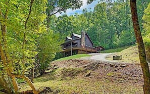 Exterior - Special $100 Discount, 4/3 on a Byers Creek,Hot Tub (Young Harris)