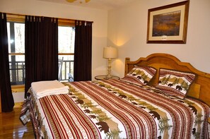 4 bedrooms, iron/ironing board, travel crib, free WiFi - Special $100 Discount, 4/3 on a Byers Creek,Hot Tub (Young Harris)