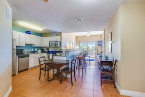Condo (Madeira Bay II 315 Walk to beach, Po) | Private kitchen
