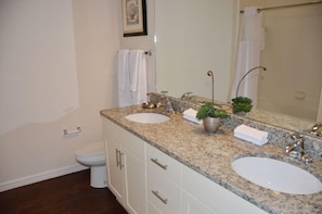 Bathroom - Lucaya 3 Bedroom 2 Bath Townhome With Free Wifi (Kissimmee)