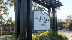 Ein Schild für Lucaya Village mit einer Pergola-Struktur.
