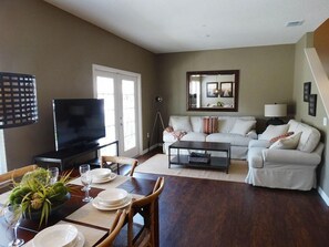 公寓, 多張床 (*Nov Special* at Lucaya - 4 bed 3bath) | 客廳