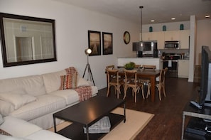 Apartment, Mehrere Betten (*November Promo* at Lucaya 3 Beds 2 B) | Wohnzimmer