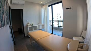 2 bedrooms, minibar, desk, blackout drapes
