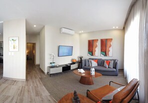 42-inch Smart TV with cable channels, TV - Regatta Living Hotel  (Santo Domingo)