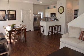 Departamento, varias camas (Modern Lucaya 4 Bedrooms 3 Baths Town) | Sala de estar