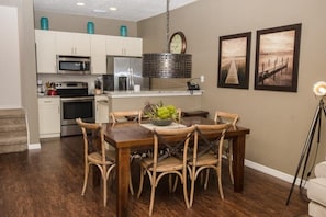 Apartment, Multiple Beds (*December Special* LV 3 Beds 2 Baths ) | Private kitchen