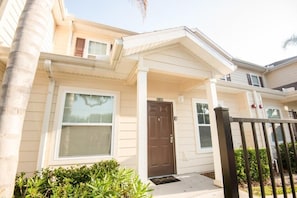 Apartment, Multiple Beds (*December Special* LV 3 Beds 2 Baths ) | Exterior