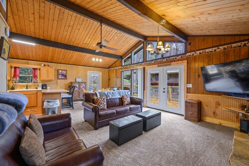 Cozy Cabin, Sits on Amazing Creek, Fire Pit, Close to Downtown Gatlinburg & Ober