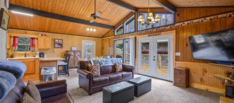Cozy Cabin, Sits on Amazing Creek, Fire Pit, Close to Downtown Gatlinburg & Ober