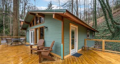 Cozy Cabin, Sits on Amazing Creek, Fire Pit, Close to Downtown Gatlinburg & Ober