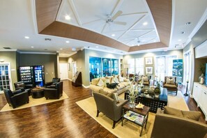 Apartment, Multiple Beds (Lucaya 3 Bedrooms 2 Bathrooms Townhom) | Interior