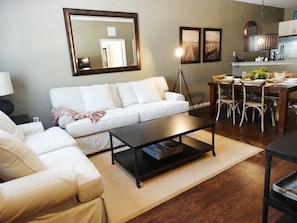 อพาร์ทเมนท์, หลายเตียง (Lucaya 3 Bedroom 2 Bath Townhome with) | ห้องนั่งเล่น | ทีวี