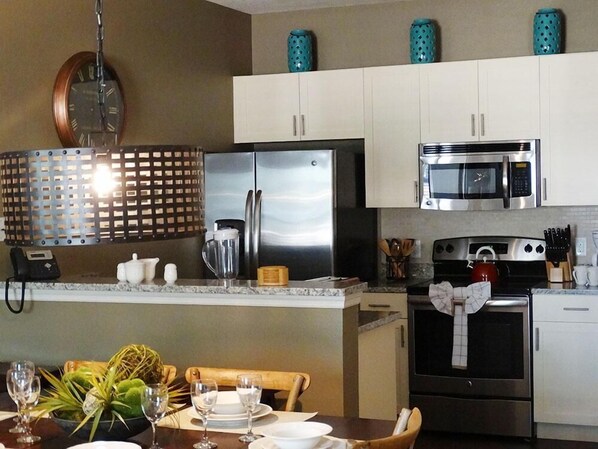 Departamento, varias camas (Lucaya 3 Bedroom 2 Bath Townhome with) | Cocina privada | Microondas 