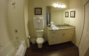 A bathroom with a bathtub, toilet, and sink. - Lucaya 4 Bedrooms 4 Baths Townhome, Spacious Living Room (Kissimmee)