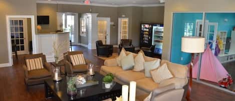 Apartemen, Beberapa Tempat Tidur (*December Special* Lucaya 4 Bed 3 Bat) | 4 kamar tidur, setrika/meja setrika, dan Wi-Fi