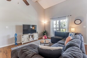 Smart-TV, DVD-Player, Bücher, Stereoanlage