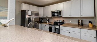 Walk to the Beach & Downtown, Large Front Porch, Premium Bedding