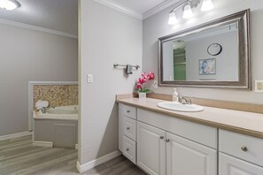 Combined shower/tub, jetted tub, hair dryer, towels