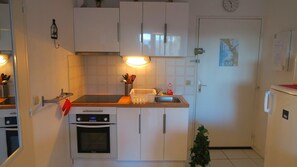 Een koelkast, een microgolfoven, een oven, een kookplaat