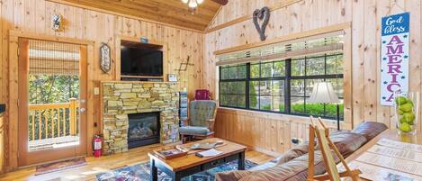 Een smart-tv, een open haard en een dvd-speler