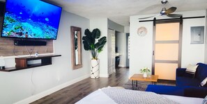 Escritorio, tabla de planchar con plancha, wifi gratis y ropa de cama