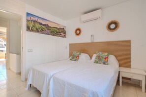 2 quartos, cofres nos quartos, ferros/tábuas de passar roupa