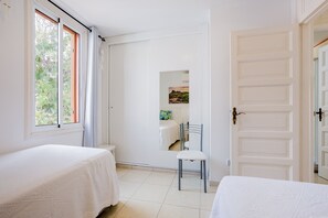 2 bedrooms, in-room safe, iron/ironing board, free WiFi