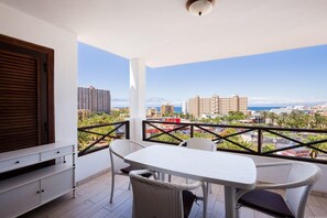 Outdoor dining - GO2TENERIFE Apart'Marino Pool & Beach at 5 min (Arona)