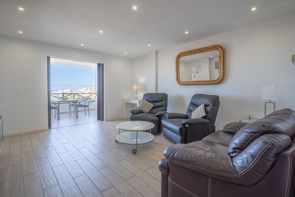 TV - GO2TENERIFE Apart'Marino Pool & Beach at 5 min (Arona)