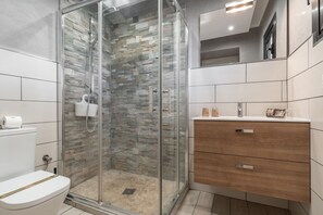 Een douche, een haardroger, handdoeken, zeep