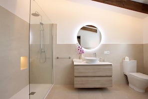 Bathtub, towels