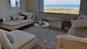 Un salon moderne avec vue sur la plage.