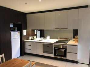 冷蔵庫、電子レンジ、オーブン、コンロ