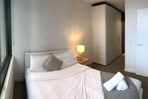 1 室のベッドルーム、デスク、アイロン / アイロン台、旅行用ベビーベッド