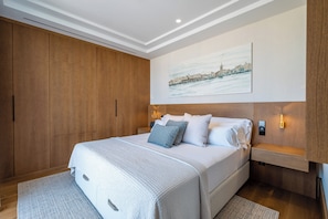 Quarto família | Roupas de cama premium, edredons de pluma, frigobar, cofres nos quartos