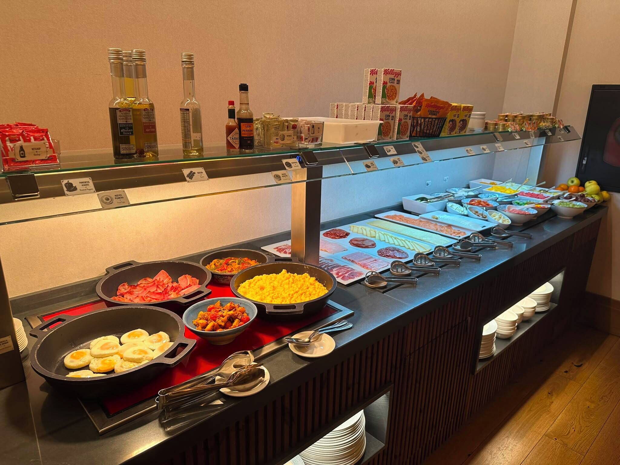 Un bufé con diversos alimentos y salsas.
