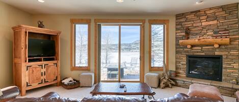 Tv, eldstad, dvd-spelare och böcker