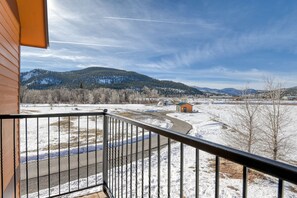 Property grounds - Dog-Friendly Golf Course Front Home w/Free WiFi, Gas Fireplace, W/D, & Gas Grill (South Fork)