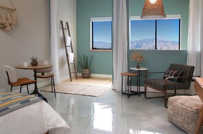 Living room - Azure Palm Hot Springs (Desert Hot Springs)