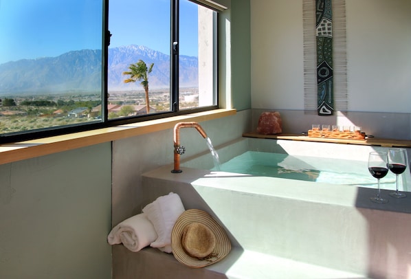 Private spa tub - Azure Palm Hot Springs (Desert Hot Springs)