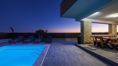 Villa Amfora for 12 guests with sauna, jacuzzi, tennis and heatedpool