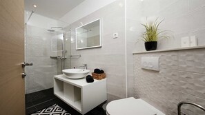 Douche, sĂšche-cheveux, serviettes fournies